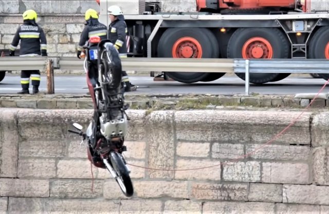 Látványos videón emelnek ki a tűzoltók egy motort a Dunából