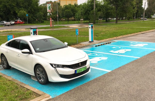Pécs meglépte: csak a villanyautók parkolhatnak ingyen
