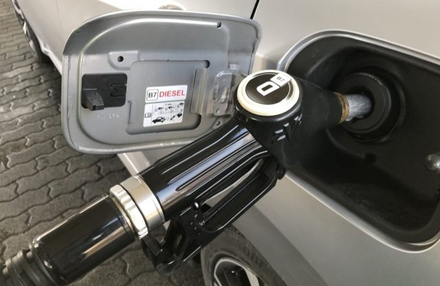 Olcsóbb benzin és drágább gázolaj érkezik a hét közepén