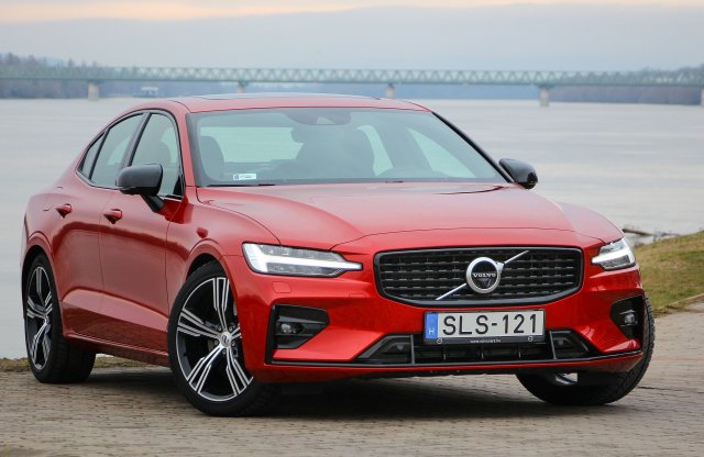 A Volvo kitart a hagyományos karosszériaformák mellett