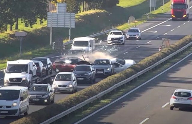 Ne bámészkodj, ha balesetet látsz! – üzeni a Magyar Közút