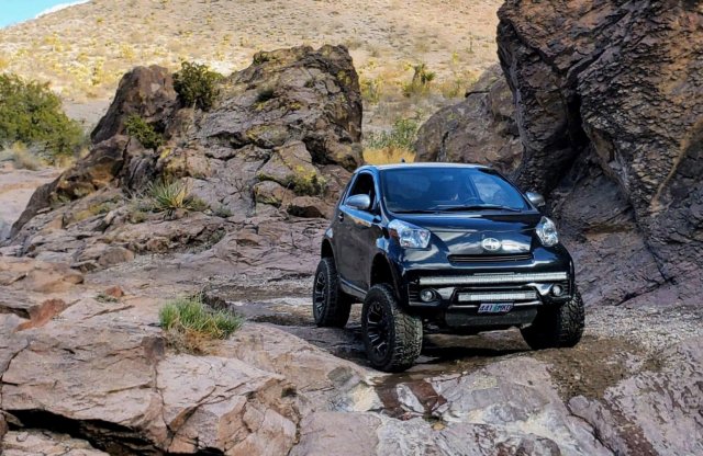 Mindenen is áthajtó terepjárót faragtak az apró Toyota iQ-ból