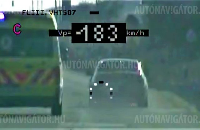 Videó: szirénázó mentőt előzött jobbról egy autós, 183 km/órával
