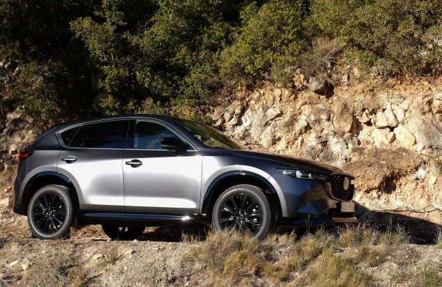 Továbbra sem a tömeggel megy a Mazda – nem csak Európára lőnek
