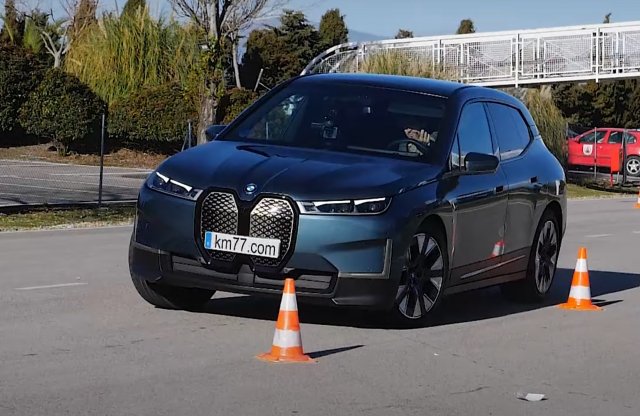 A BMW iX is túl van a jávorszarvas-teszten, íme az eredménye!