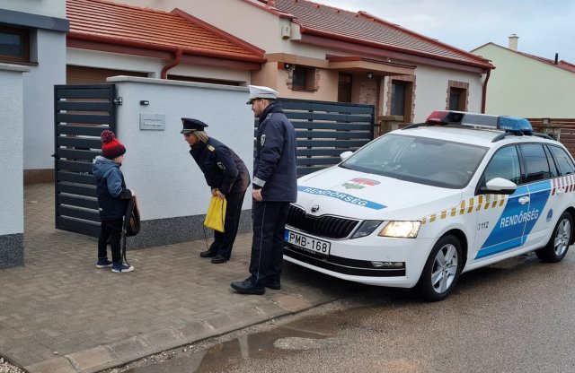 Rendőrök vitték el az óvodást! Nézd meg, hova!