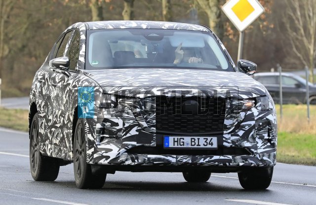 Nem örült a kémfotósnak az új Mazda CX-60 sofőrje