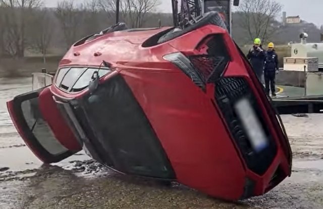 Könnyített magán, majd a folyóba tolatott egy RS6 tulaj