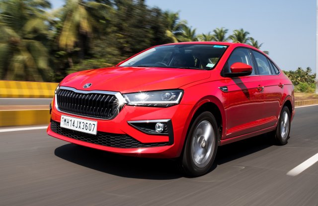 Újabb fotókon az indiai Fabia szedán, már az utakon a Slavia!