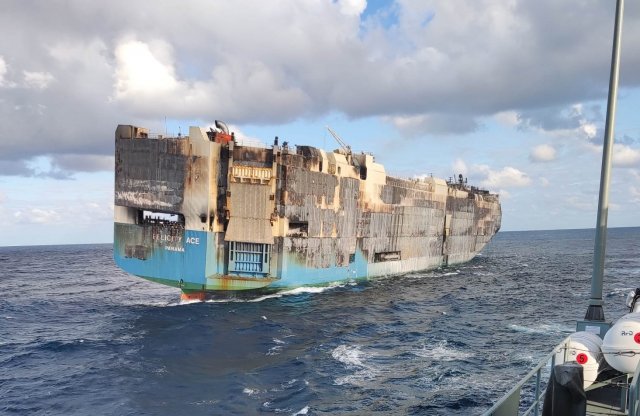 Elsüllyedt a hetek óta égő teherhajó, íme a fotók és a részletek