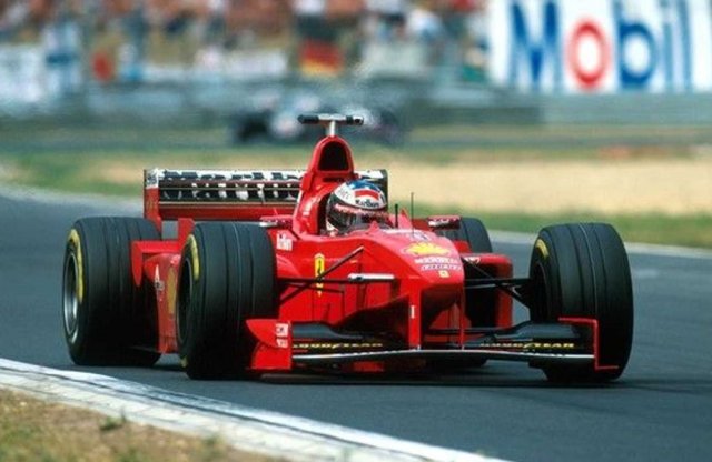 Elárverezik Michael Schumacher ikonikus Ferrariját