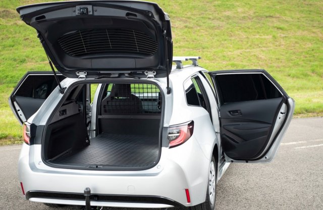 Így lehet furgont faragni a Toyota Corolla kombiból