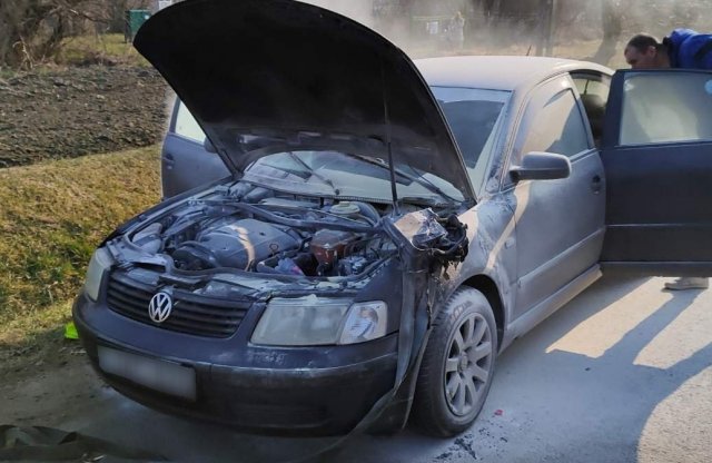 A rendőrök oltották el a kigyulladt TDI Passatot