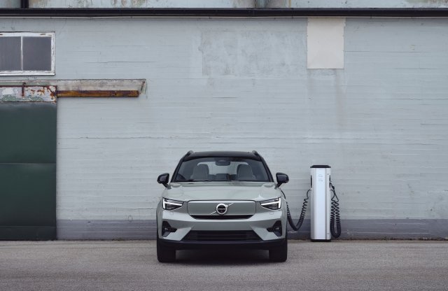 Olcsóbb elektromos Volvo jön, legkisebb SUV-juk is frissül