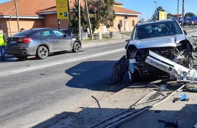 Videó: felborította a Nissan X-Trailt a menekülő BMW X6