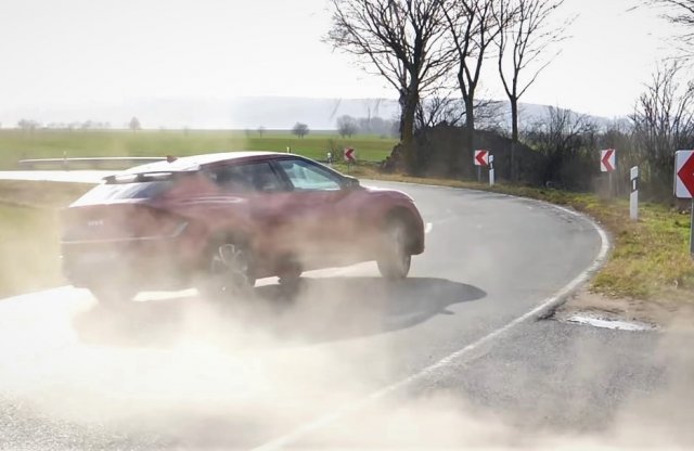 Végsebesség-teszt videó: így tépi fel az aszfaltot a Kia EV6!