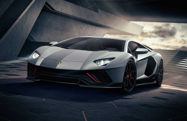 Kénytelen újra Aventodorokat gyártani a Lamborghini