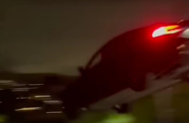 Életveszélyes ugratással tettek tönkre egy Teslát