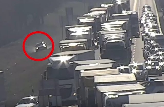 A füves rézsűn kerülte ki a sort az M1-esen, az autója bánta