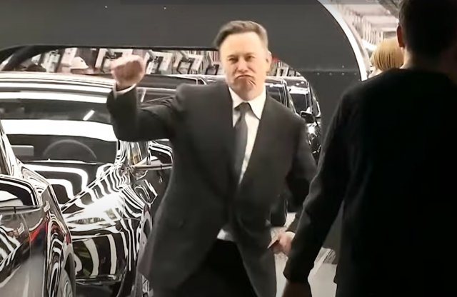 Táncolva nyitotta meg Elon Musk a Tesla európai gyárát
