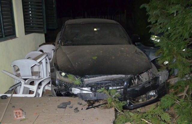 A házfal vetett véget az ittas vezetésnek, íme a képek!