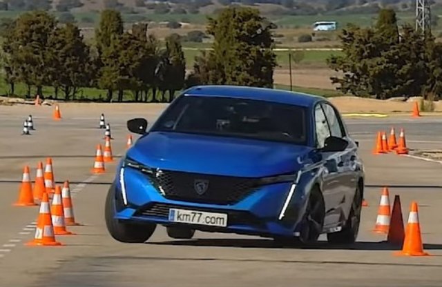 Két autó kellett a 308 jávorszarvas-tesztjéhez, íme az eredmény!