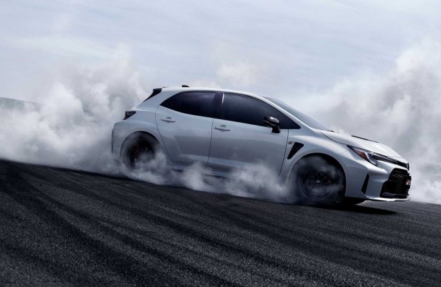 Ez nem tréfa, tényleg itt a GR Corolla!