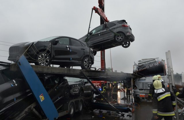 Nullkilométeres Fordok törtek össze az M5-ösön Inárcsnál