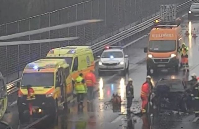 Autópálya közepén leálló kisteherautóba csapódtak az M3-ason