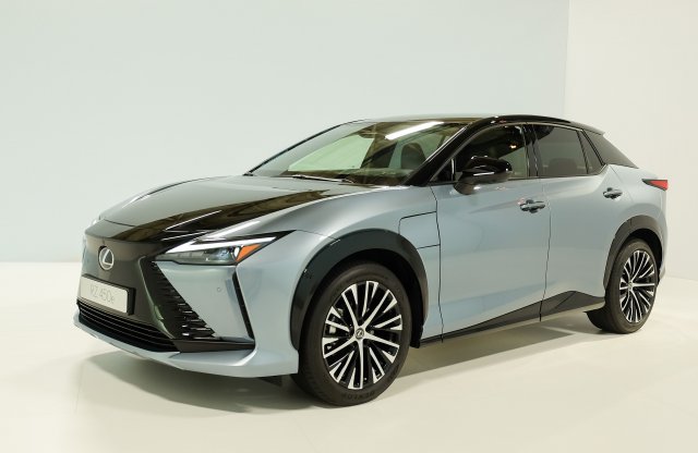 Az első autó, ami kormányoszlop nélkül is kérhető: Lexus RZ 450e