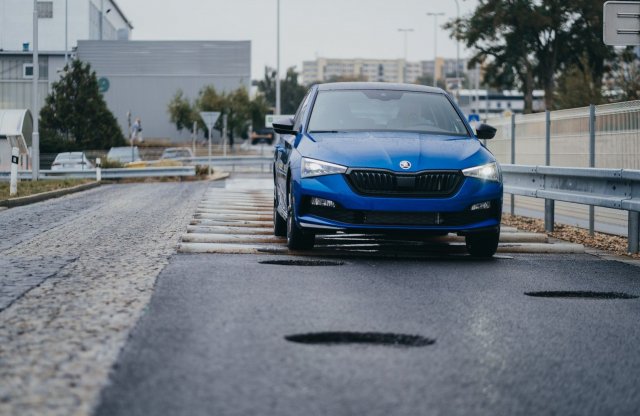 Megsüllyedt csatornafedeleken is tesztelik a Škodákat