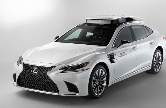 Az önvezető és a hagyományos autók harmóniáját kutatja a Toyota