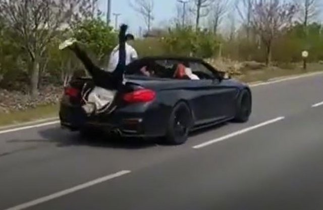 Újabb bizonyíték, egy kabrióban sem dísznek vannak az ülések!