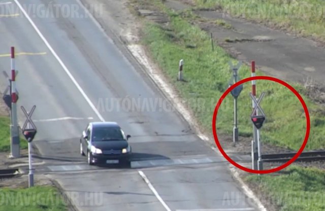 Videó: drónnal razziáztak vasúti átjáróknál, nem is ok nélkül