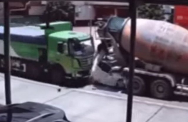 Valóra vált rémálom: kamionok közé szorult ez a Honda