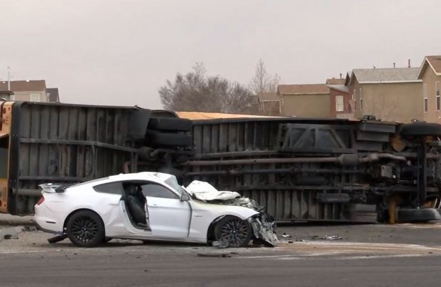 Felborította az iskolabuszt a Mustang, a sofőr 6 évet is kaphat