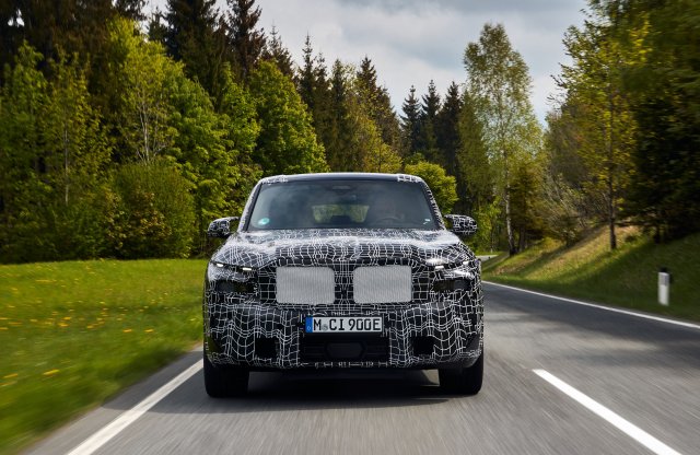 Gyári fotókon, még álcázva a BMW-k új csúcsmodellje, az XM