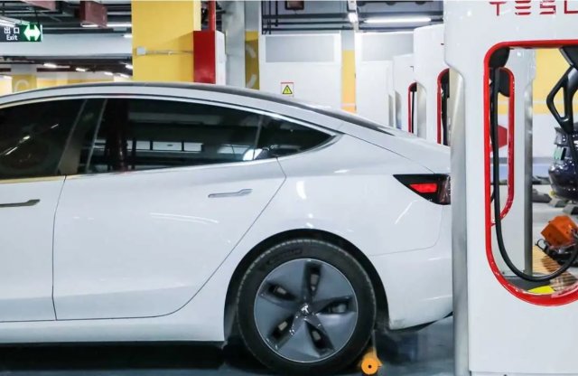 További 5 országban osztja meg más márkákkal töltőit a Tesla