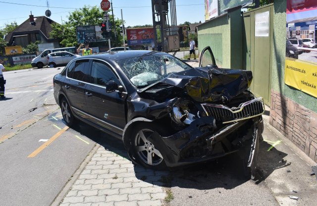 Autós hajszában kapták el az időseket károsító ál-rendőröket