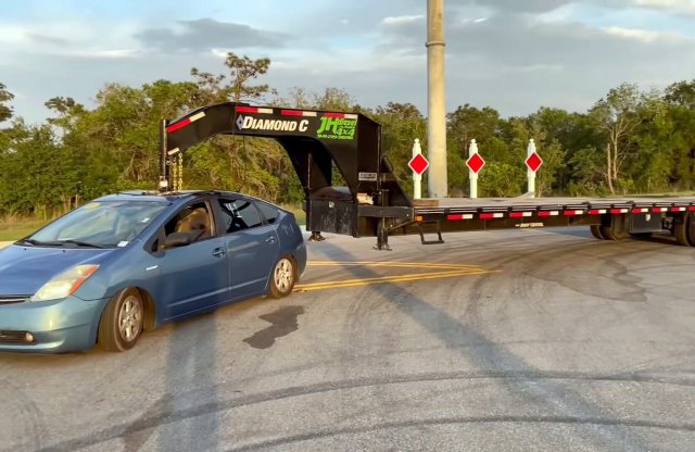 Ilyet még biztosan nem láttál! Nyerges vontató Toyota Priusból