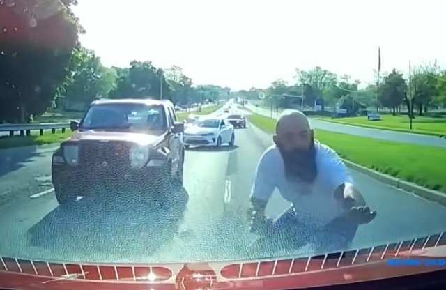 Videó: hétévesen kötötte el a szülei kocsiját, káoszt okozott