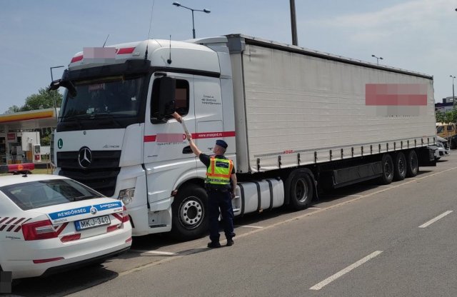 Több mint 4 millió forintra büntettek egy román kamionost