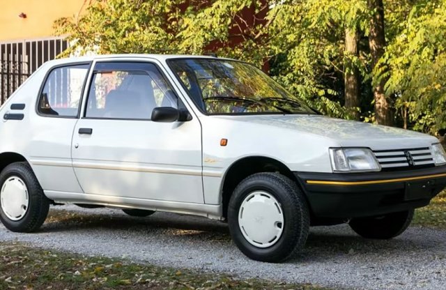 Elfeledett, gyári állapotú Peugeot 205 bukkant fel egy árverésen