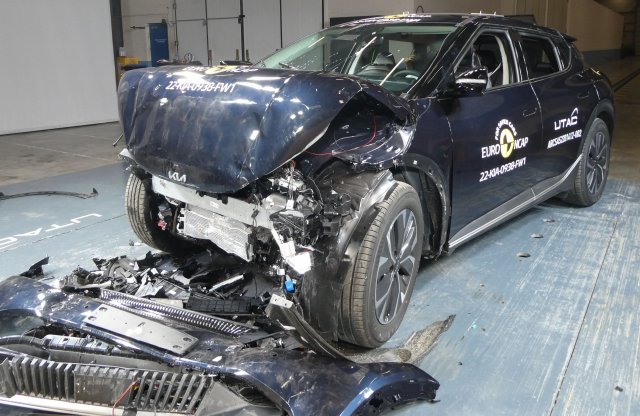 Törésteszten járt az Év Autója és népszerű kompaktok is