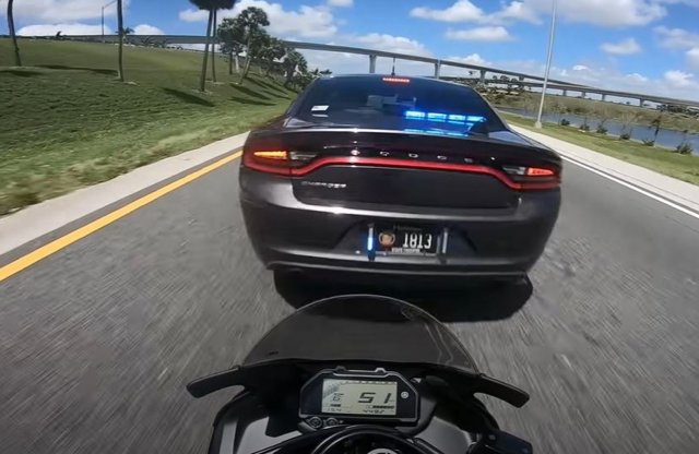 Rendőr féktesztelt motorost Floridában: csúnya bukás lett a vége