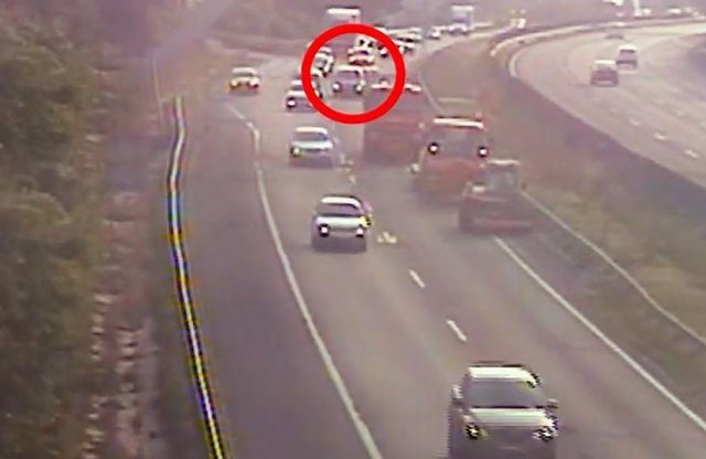 Videón, ahogy fűnyíró munkagépbe csapódik egy autó az M7-esen