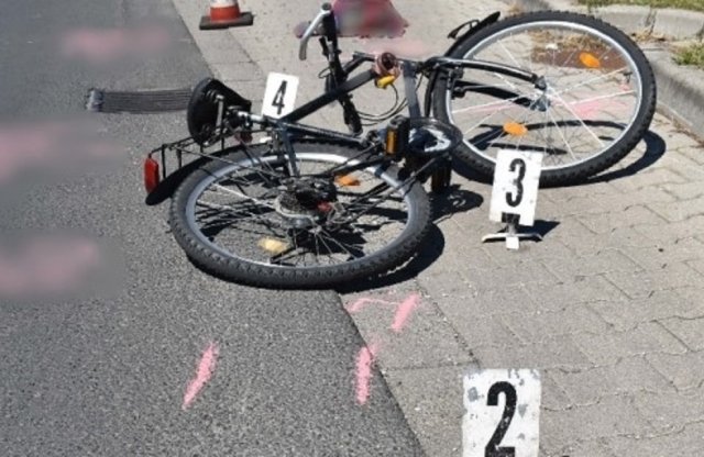 77 éves sofőr sodorta el a biciklist, majd elhajtott