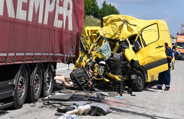 Az álló kamion nem játék: brutális baleset történt az M31-esen