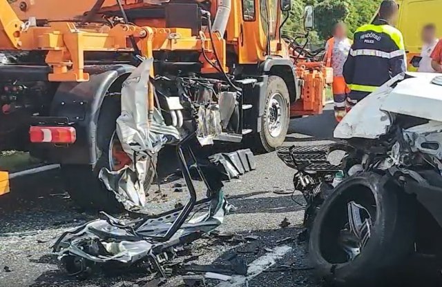 Elképesztő, megint munkagépnek csapódott egy autó az M7-esen!