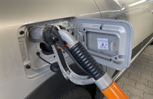 Hatósági áras benzin vs. LPG – melyikkel autózhatunk olcsóbban?